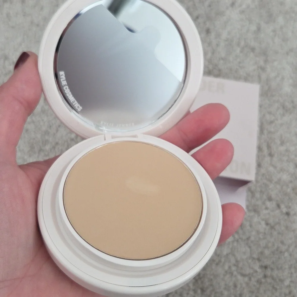 Kylie Cosmetics Natural Blur Powder Foundation - 3N - Picture 4 of 9